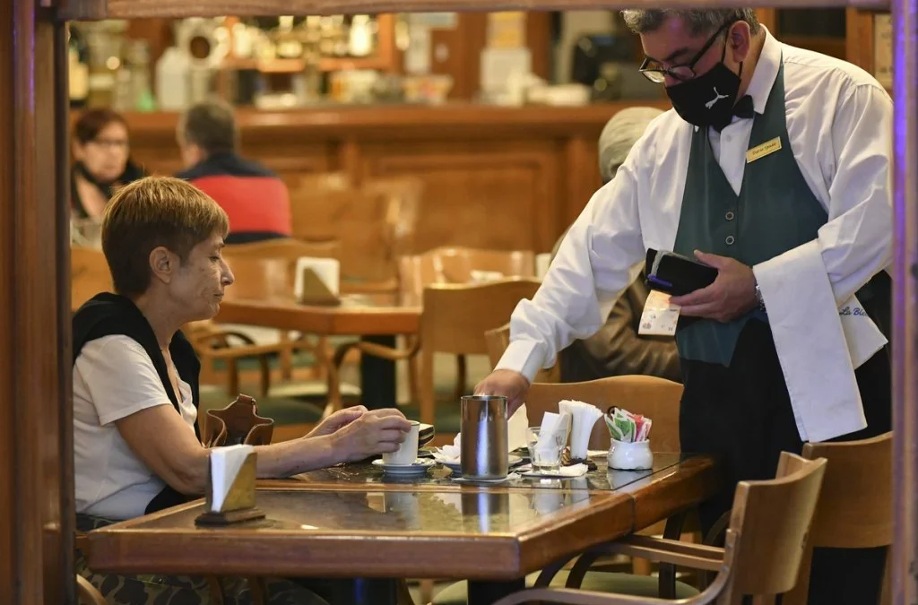 El empleo en el sector hotelero-gastronómico creció en agosto un 25% interanual
