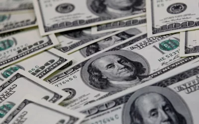 El dólar blue siguió en alza y cerró en el récord de $ 359