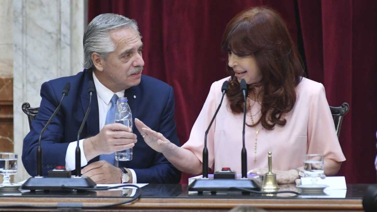 «No da para reírse»: Fernández rindió examen sentado junto a Cristina y JxC cantó por su reelección