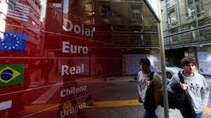 El dólar blue modera la suba inicial