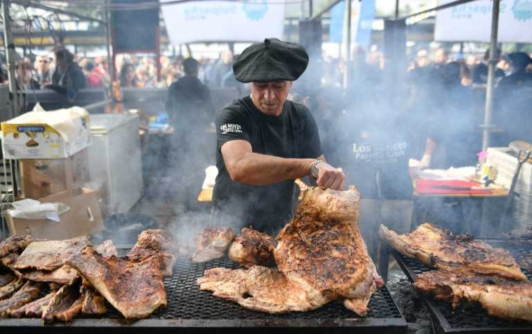 Cientos de personas disfrutan del Campeonato Federal del Asado en la 9 de Julio