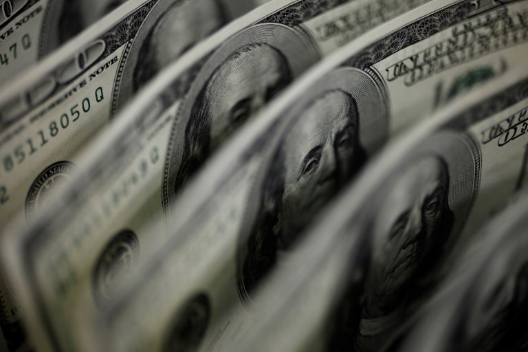 El dólar reacciona con calma en medio de anuncios sobre candidaturas