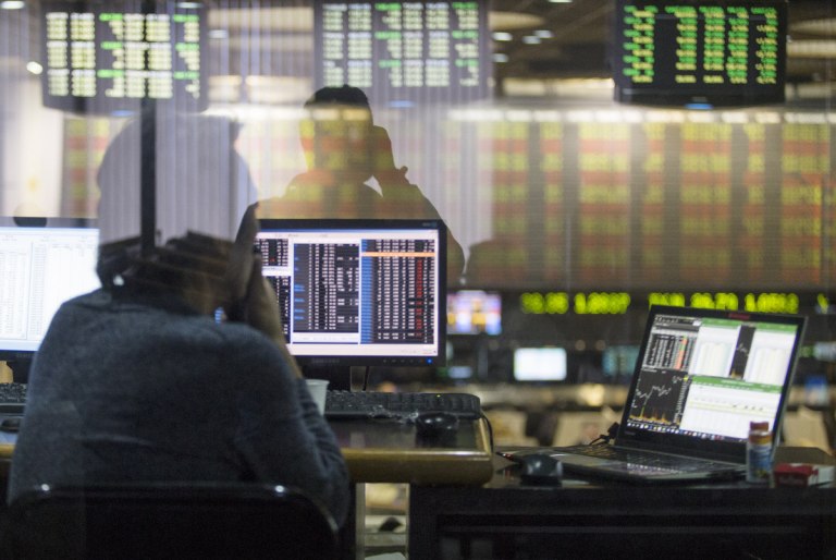 El dólar que compran las empresas superó por primera vez los 800 pesos y el blue subió a $750