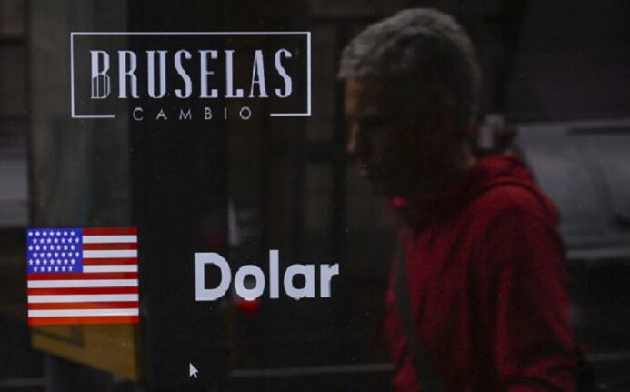 El dólar blue supera los $800 y bate récord por mayor demanda de ahorristas y empresas