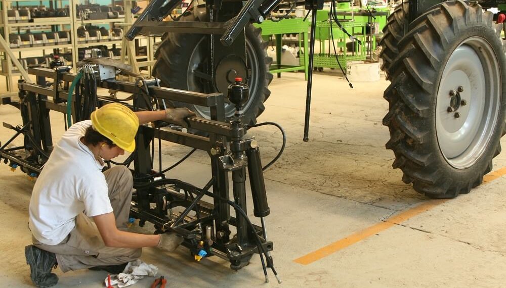 Advierten por posibles suspensiones y paradas productivas en la maquinaria agrícola