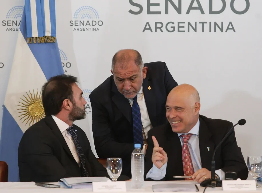 Ley de Bases y paquete fiscal: el oficialismo concretó la firma de los dictámenes y podrá sesionar en el Senado