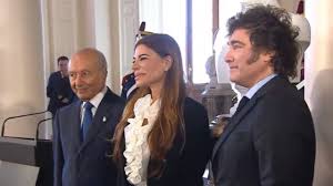 Entre lágrimas, Milei inauguró el busto de Menem en Casa Rosada: «Es un acto de justicia»