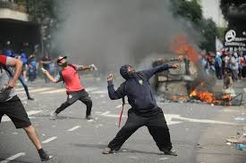 El Gobierno, sobre los incidentes fuera del Congreso: «Quieren interrumpir la sesión y no vamos a ceder»