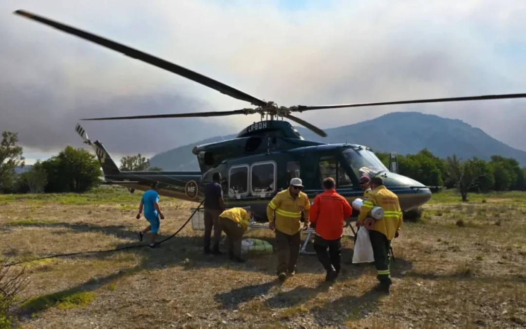 Incendios en el Parque Nacional Huapi: Larsen destacó que «no hay vidas ni viviendas en riesgo»