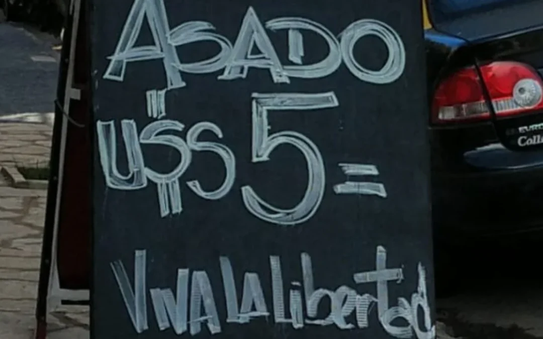 Desde este viernes, los precios podrán mostrarse en dólares en Argentina