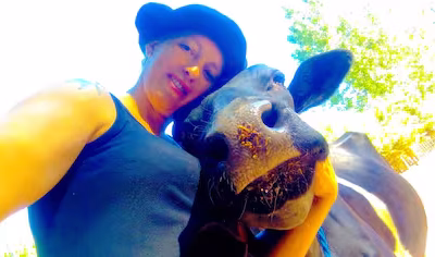 Tiene su tambo en un oasis en Vaca Muerta y fabrica un queso de autor que es furor en la región