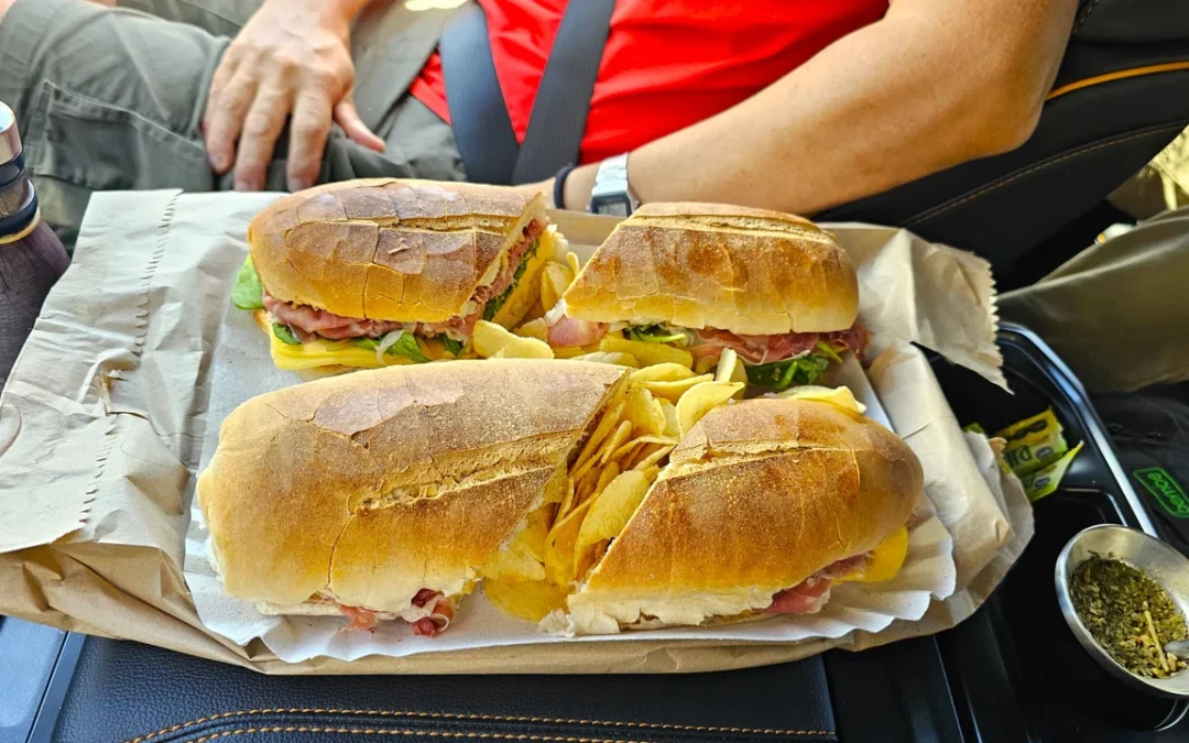 Un parador de la Ruta 2 ofrece sándwiches en los que no escatiman en el relleno y salen con papas fritas
