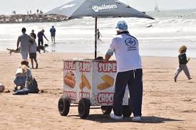 «Ayer hice 500 lucas»: Javier Milei compartió un video de los vendedores de la playa de Mar del Plata