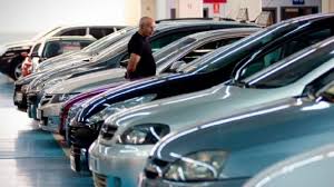 A partir de febrero bajarán los impuestos a los autos en la Argentina para que se reduzcan los precios