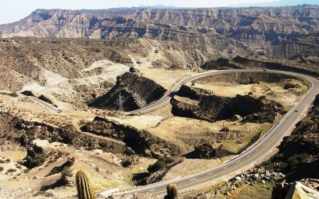 La increíble ruta argentina que atraviesa un paisaje lunar entre montañas, rocas y fósiles de dinosaurios