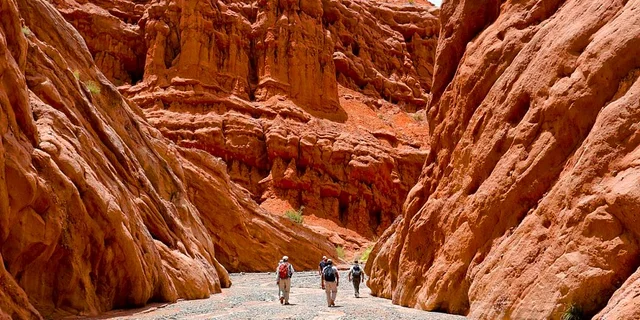 La ruta desconocida que atraviesa un paisaje “marciano” argentino entre valles, cañones y vistas panorámicas