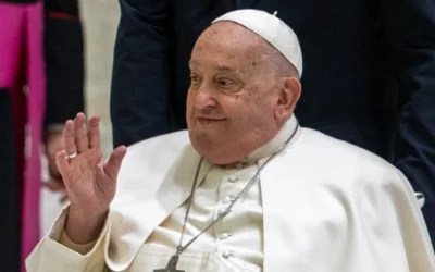 El Papa Francisco sin fiebre y en mejoría, pero seguirá en reposo