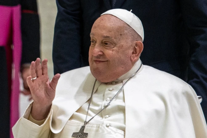 El Papa Francisco sin fiebre y en mejoría, pero seguirá en reposo