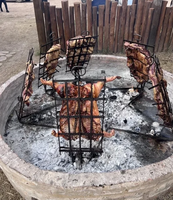 El restaurante de campo donde comer asado completo con postre y bebida es una delicia