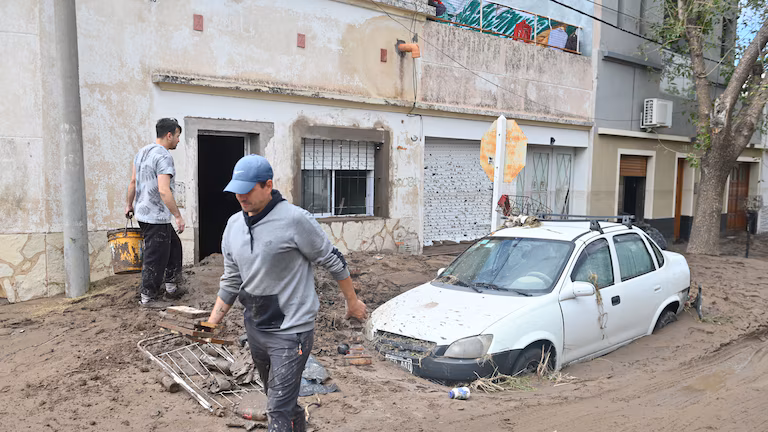 Bahía Blanca: los muertos ascienden a 13 y siguen las tareas de asistencia en las zonas más afectadas