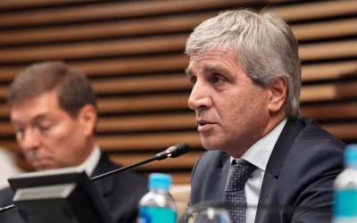 Luis Caputo relativizó la suba de los dólares financieros y volvió a negar una devaluación