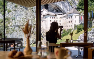 El increíble castillo que es récord Guinness: está en una cueva y suspendido sobre una pared rocosa