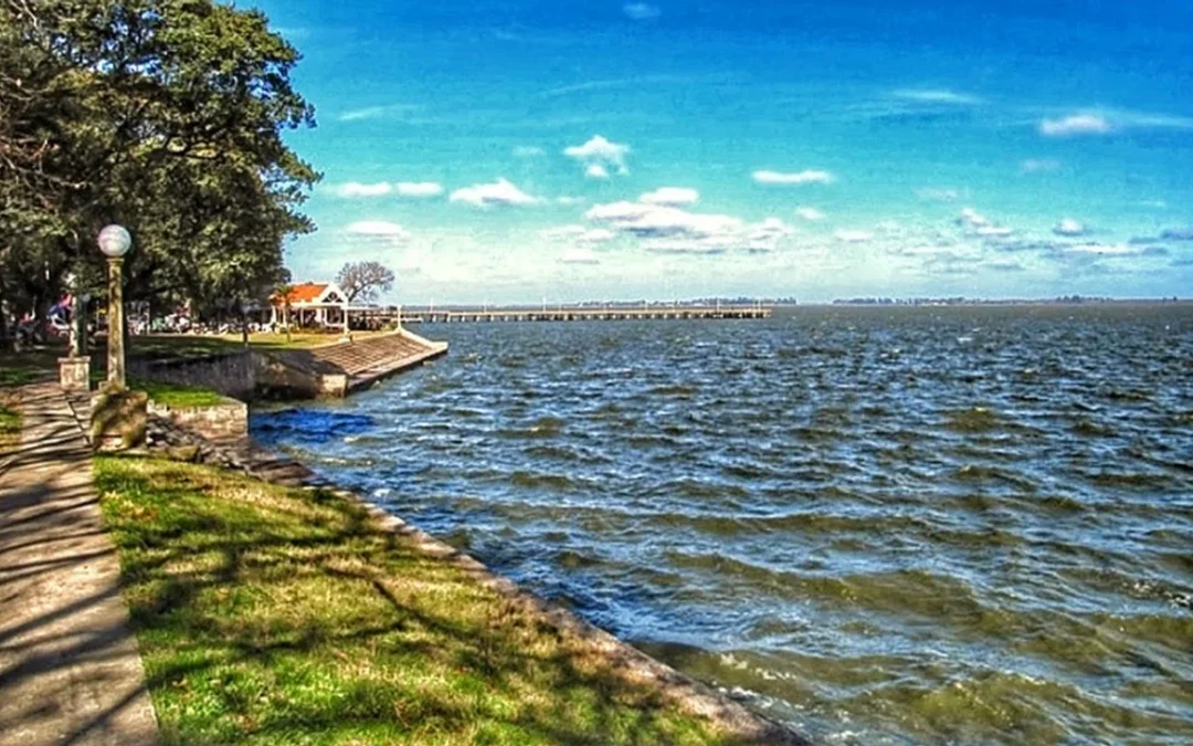 A sólo una hora y media de CABA: el pueblito con laguna, costanera y típicas parrillas argentinas para escaparse el fin de semana