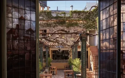 Un patio con estilo andaluz escondido en Buenos Aires donde almorzar en familia en un ambiente tranquilo