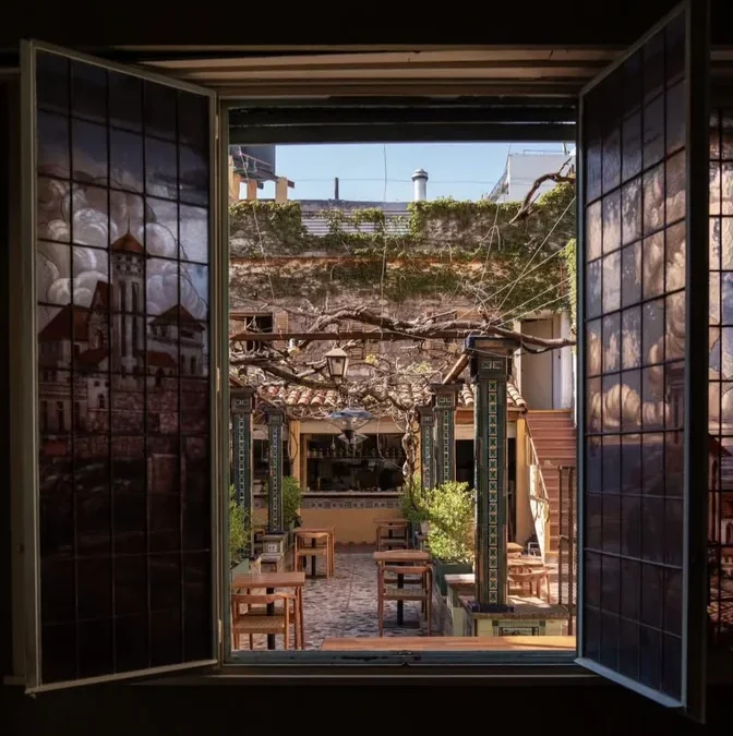 Un patio con estilo andaluz escondido en Buenos Aires donde almorzar en familia en un ambiente tranquilo