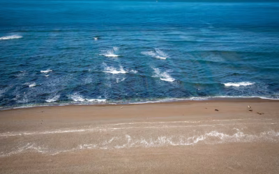 La playa con termas marinas que queda a menos de 4 horas de Buenos Aires, ideal para ir en Semana Santa
