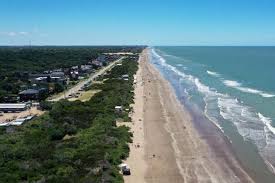 Cómo es la playa del “millón de pinos” que está a solo 4 horas de Buenos Aires