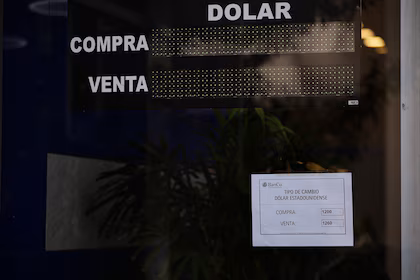 El dólar blue en la City porteña: cinco cotizaciones por cuadra y más curiosos que compradores: así fue