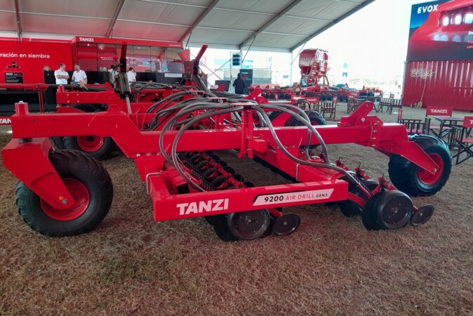 La increíble economía de dos velocidades: el campo y autos vuelan, pero construcción y consumo no arrancan