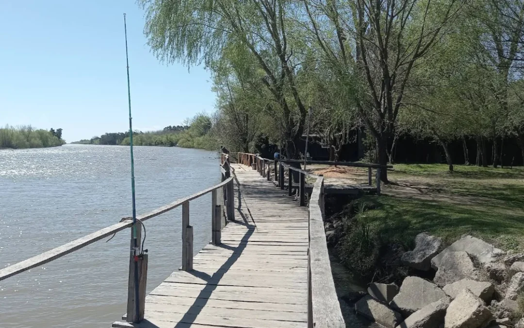 Escapada de finde XXL al medio de la naturaleza donde se puede pescar y andar en kayak a una hora del Obelisco