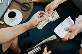 El dólar oficial Banco Nación abrió a $ 1.320 para la compra y $ 1.370 para la venta, con leve baja respecto al último cierre.