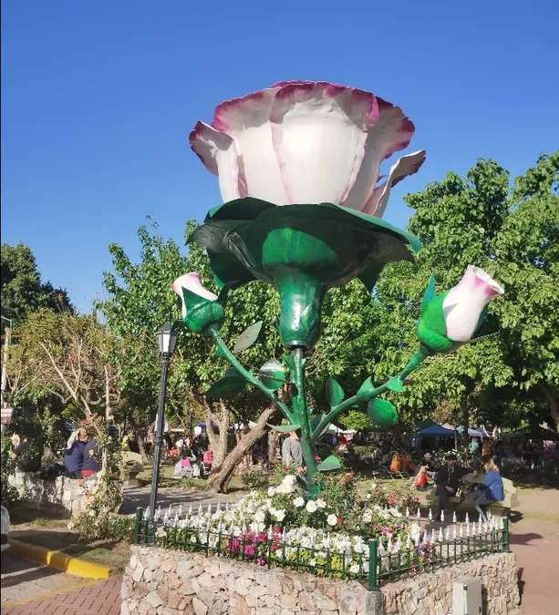 Dónde queda el pintoresco y familiar pueblo con nombre de flor para disfrutar Semana Santa