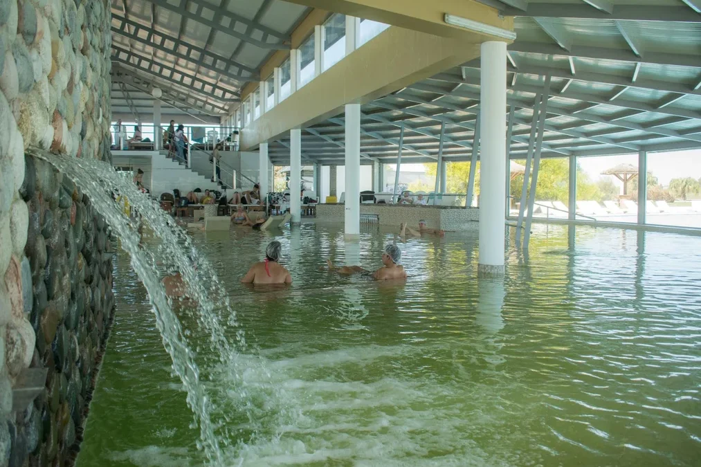 Relax y gastronomía: ¿dónde queda el rincón termal de atardeceres únicos que ofrece platos con vistas al lago?