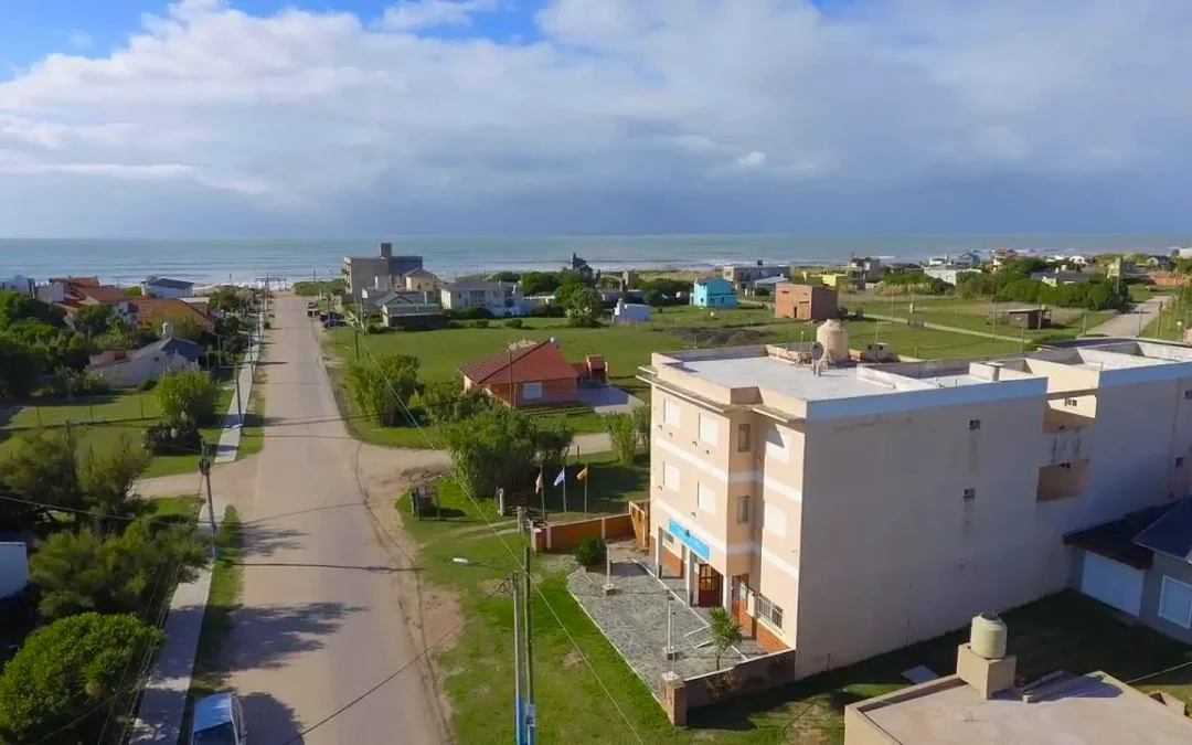En venta:  un hotel histórico frente al mar cuesta lo mismo que un 4 ambientes en CABA