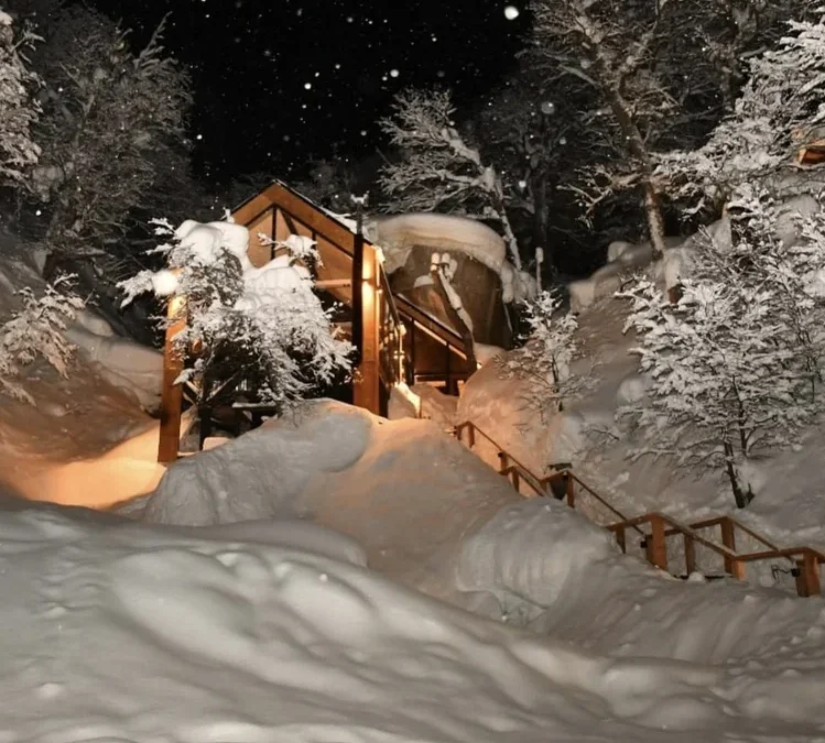 ¿Dónde está La Cueva, el rincón secreto de la Patagonia que combina nieve, montaña y una cena mágica?