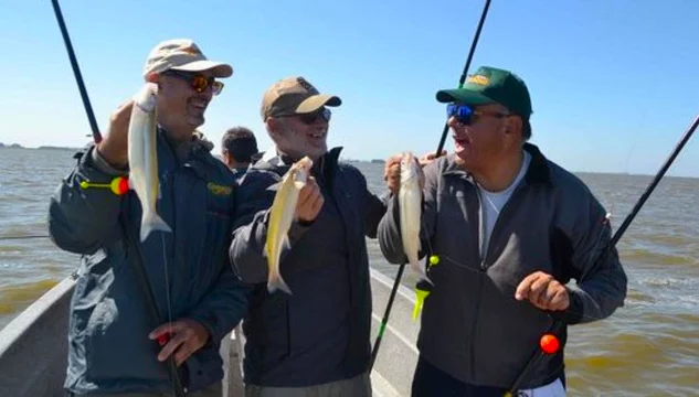 Dónde queda la ciudad del pejerrey que enamora con sus sabores de mar y una laguna única en el mundo
