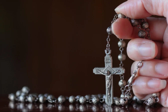 Nuevo estudio: El Rosario rivaliza con la meditación moderna en beneficios para la salud mental