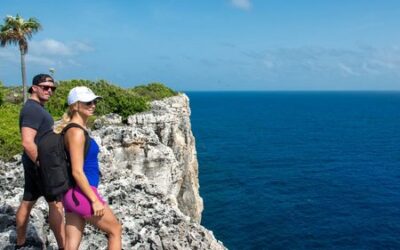 Vé más allá de la playa con rutas de senderismo y ciclismo en Islas Caimán