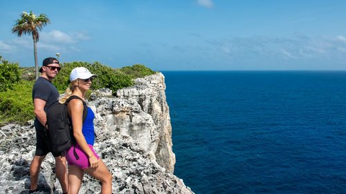 Vé más allá de la playa con rutas de senderismo y ciclismo en Islas Caimán