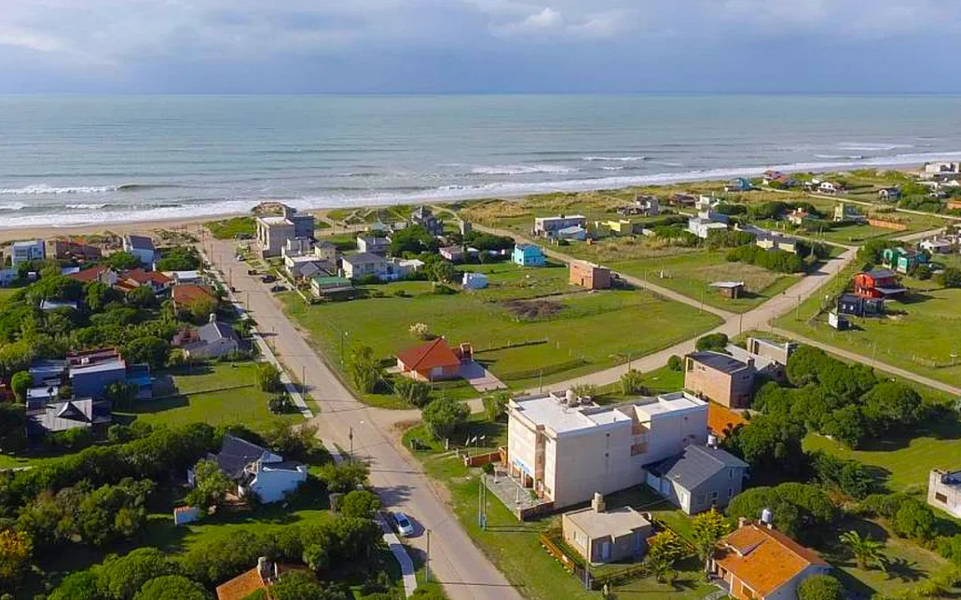 El pueblito de la Costa Atlántica que crece sin perder la calma, ideal para descansar el fin de semana largo