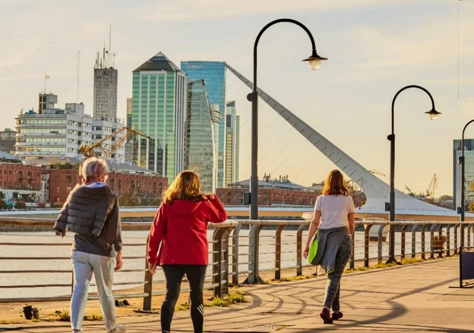 Se profundiza el déficit turístico: cada vez más argentinos viajan al exterior y llegan menos extranjeros