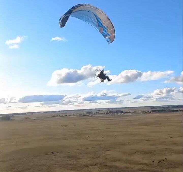 Cómo es el vuelo de bautismo del deporte de aventura que eleva la adrenalina de los pies a la cabeza