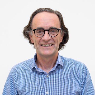 Política en ebullición, economía en “stand by”