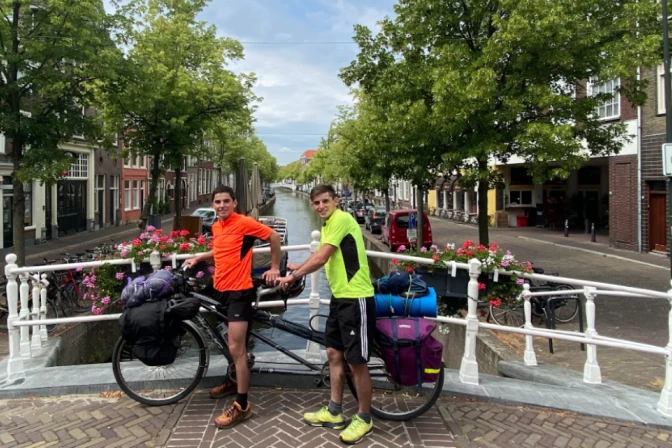 Jóvenes argentinos cruzan Europa en bicicleta de dos asientos rumbo al Santuario de Schoenstatt