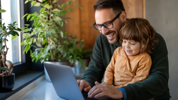 Niños de vacaciones y padres con trabajo, ¿qué hacer?