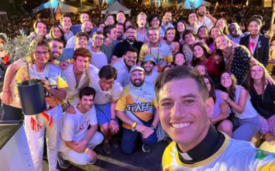 Sacerdote influencer con millones de seguidores ayuda a los jóvenes “a pasar de la pantalla al altar”